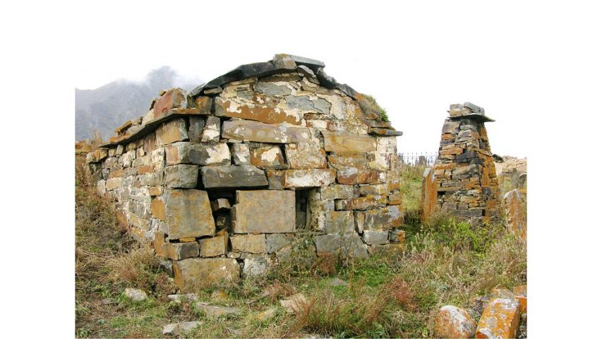 Архитектурный комплекс с. Камунта. Некрополь. Полуподземный склеп