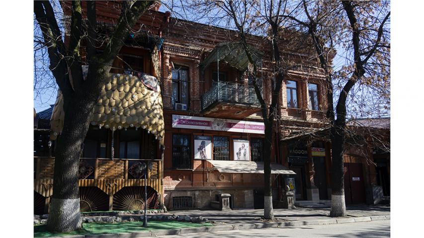 Дом, в котором жили композиторы В. Т. Аликов и Л. И. Кулиев, поэт М. Г. Елекоев.
