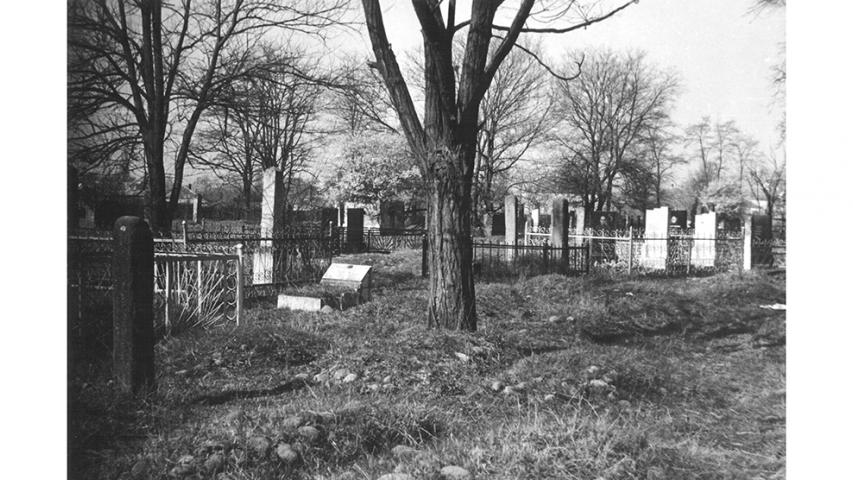 Могила С. Ц. Тхостова, г. Беслан (фото 1981 г.)