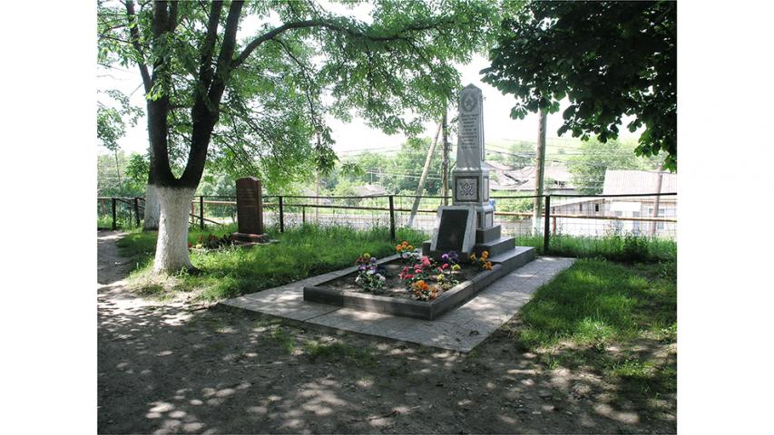 Мемориал: Братская могила воинов, павших в 1942 г., и памятная стела казакам — защитникам целостности России, с. Батако