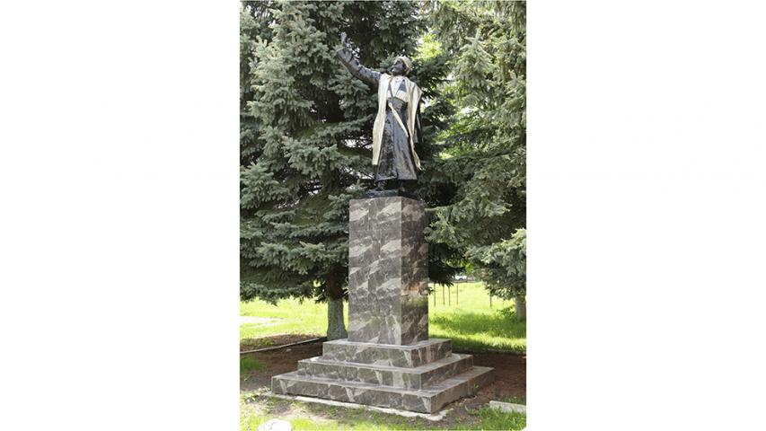 Памятник Коста Хетагурову, с. Коста